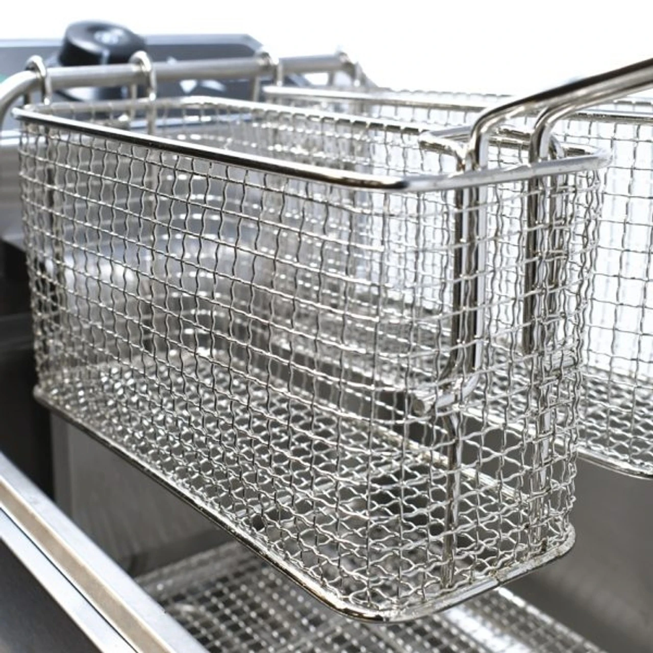 Omcan - 220 V Single Table Top Electric Fryer - 39371 3 Omcan - 220 V Single Table Top Electric Fryer - 39371 - Image 3