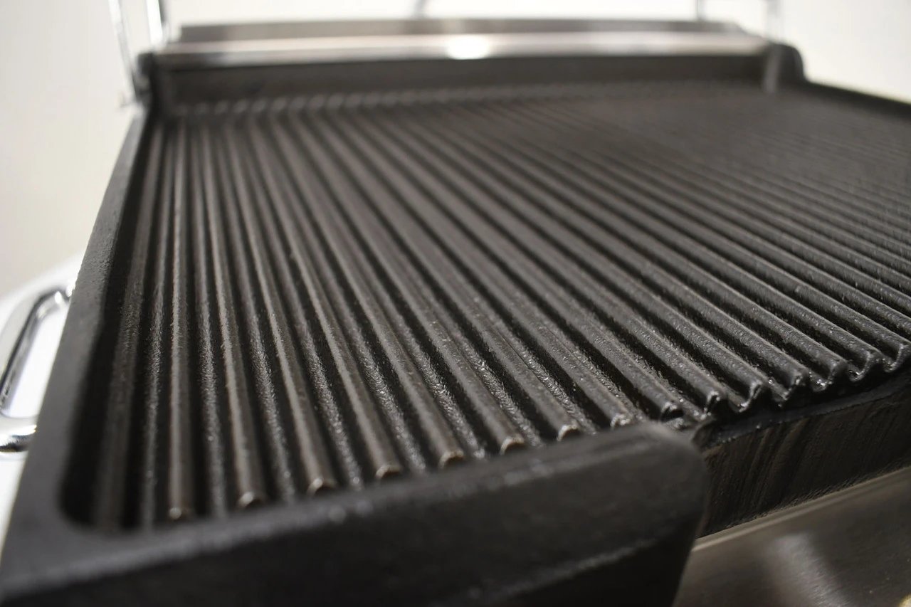 Omcan - 10" X 11" Single Panini Grill W/ Grooved Plates - 19935 2 Omcan - 10" X 11" Single Panini Grill W/ Grooved Plates - 19935 - Image 2