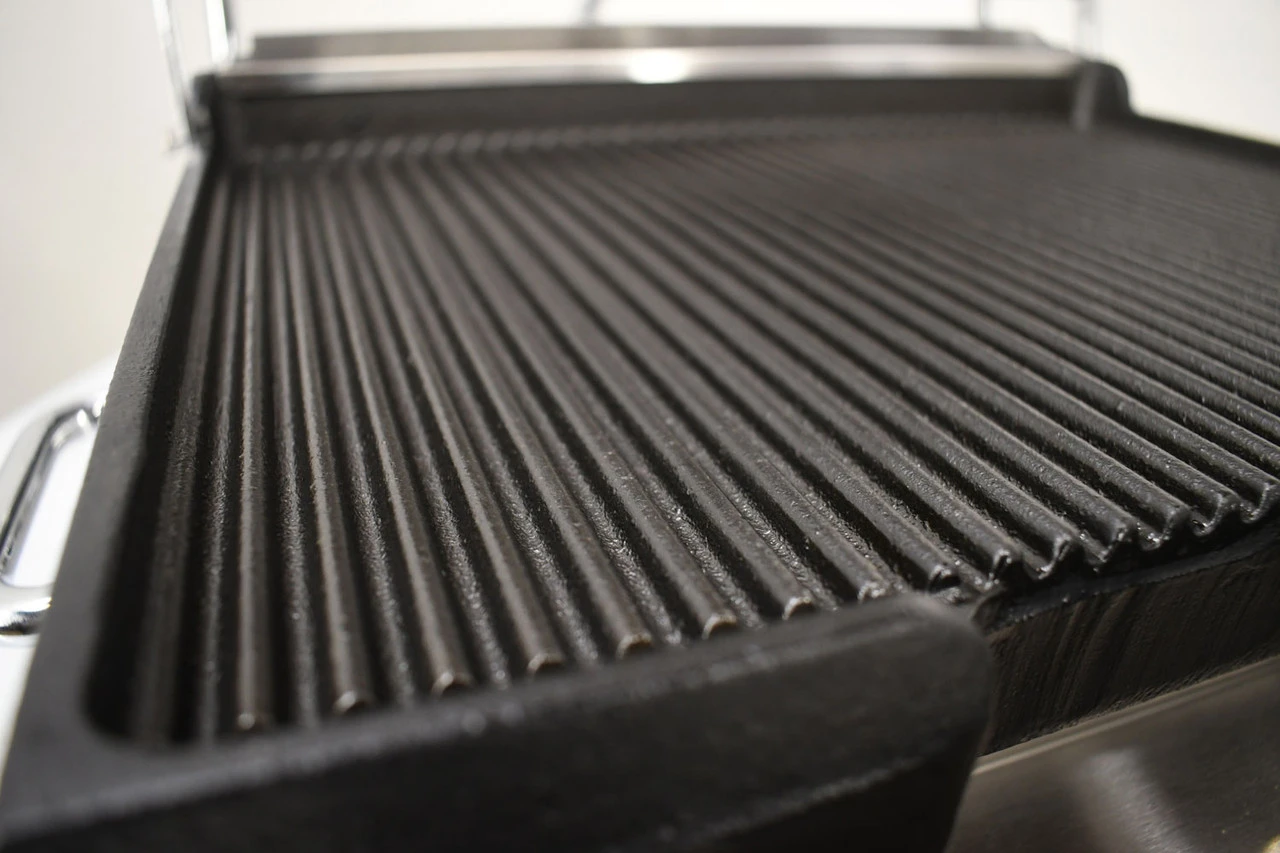 Omcan - 12" X 15" Single Panini Grill W/ Grooved Plates - 19936 3 Omcan - 12" X 15" Single Panini Grill W/ Grooved Plates - 19936 - Image 3